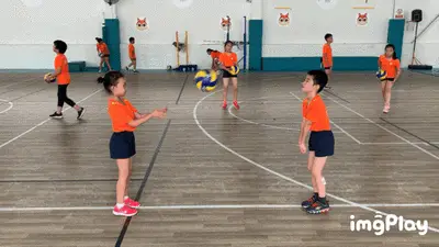 中国乒乓球队在关键战中被法国新星勒布伦逆转，展现技术与心理博弈，国乒面临严峻挑战。