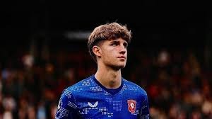 TA：范德芬的速度和力量令人难以置信；西蒙斯表现堪称完美